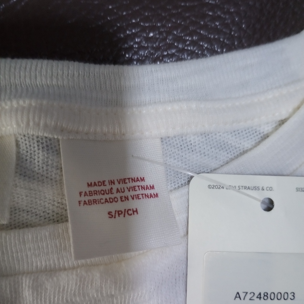 Levi's Classic White Tee - Picture 5 of 8